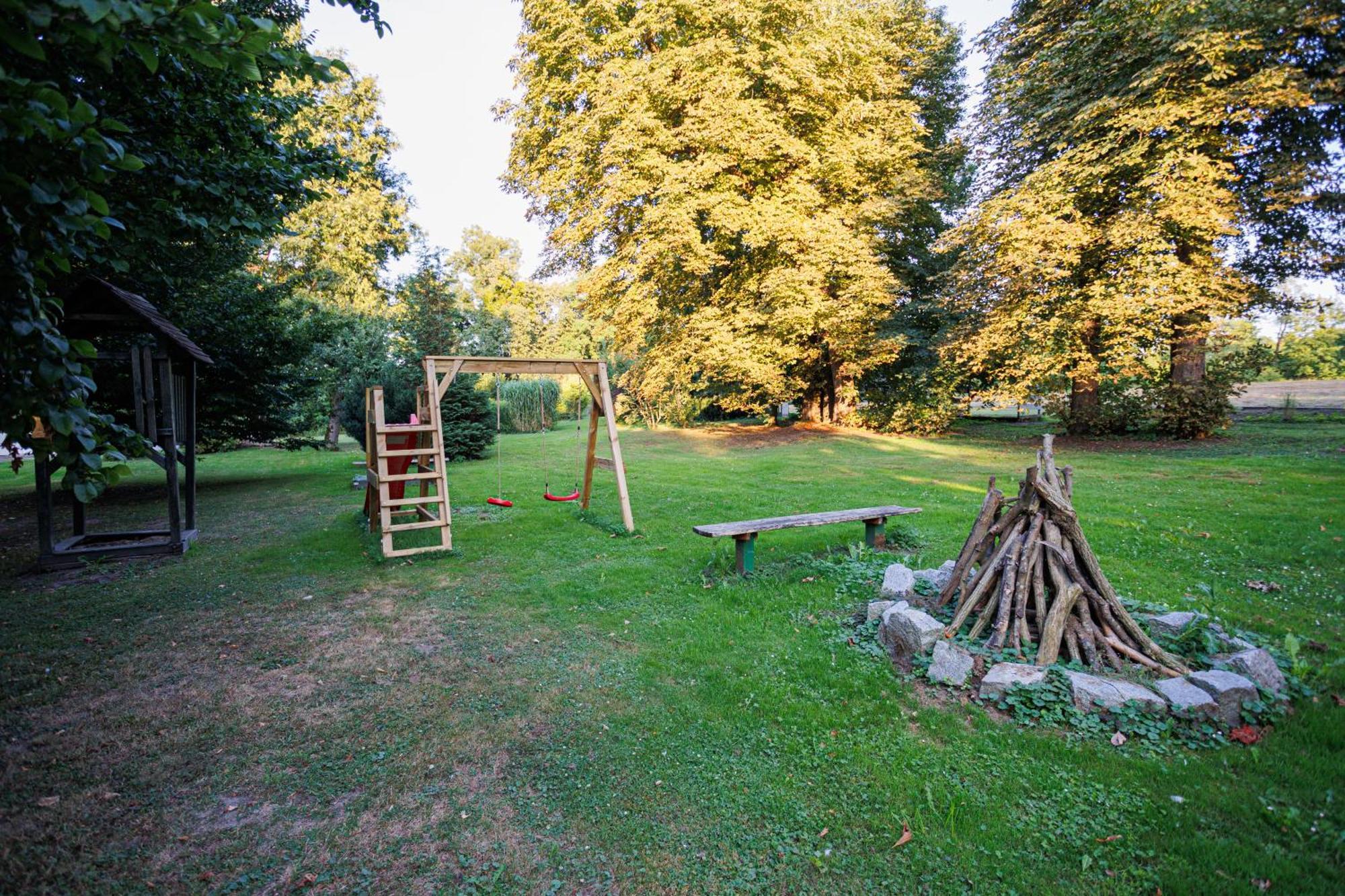Apartamento Dwór Udrycze Exterior foto